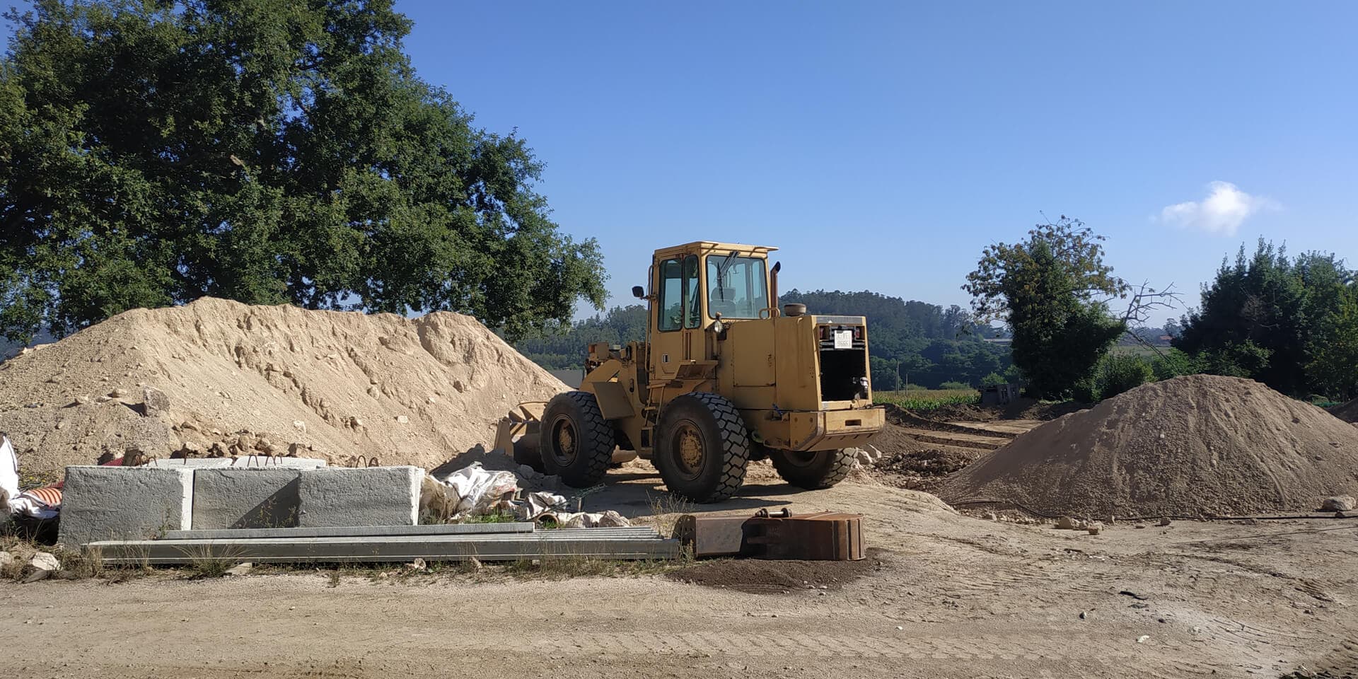 Materiales de construcción, excavaciones y camión grúa en Culleredo